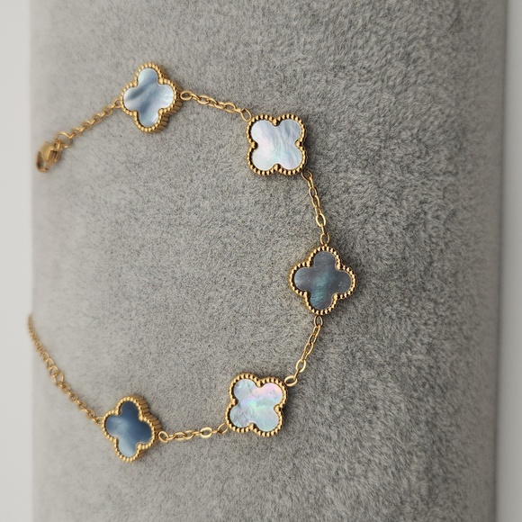 Iridescent Mother of Pearl Clover Bracelet – 18K Gold Plated Stainless Steel